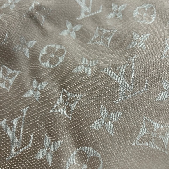 Louis Vuitton Monogram Shine Shawl - Picture 6 of 9